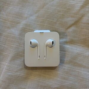 Apple EarPods with Lightning Connector in White